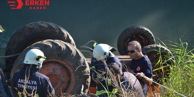 Dereye devrilen traktörün altında kalan sürücü öldü