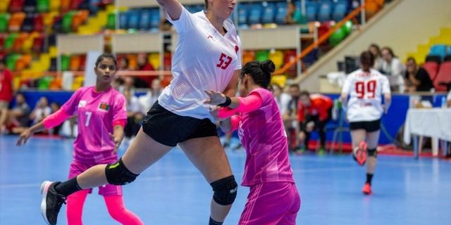 Milli hentbolcu Ayşenur Sormaz, Ferrara'ya transfer oldu
