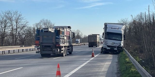 Otoyolda tır 5 otomobile çarptı: 1 ölü, 1 yaralı