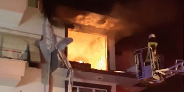 Gölcük'te bir evde patlamanın ardından yangın çıktı