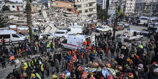 Depremlerde yıkılan binalarla ilgili 131 kişi tutuklandı