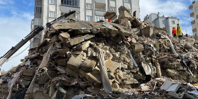 Malatya'da yıkılan binalardan sorumlu 31 kişi aranıyor