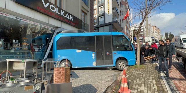 Kocaeli'de el freni boşalan minibüs iş yerine çarptı