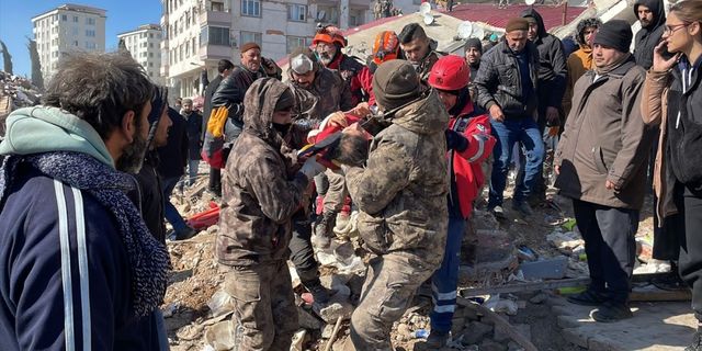 Özel harekat polisleri genç kızı enkazdan çıkardı