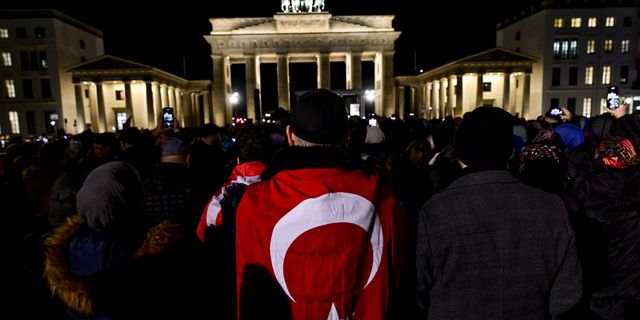 Berlin'de kent meydanında dua edildi