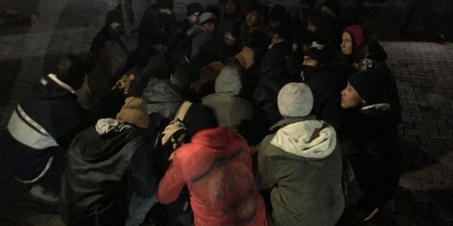 "Dur" ihtarına uymayan panelvandan 35 göçmen çıktı