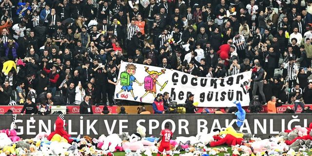 Beşiktaş taraftarı depremzede çocukları unutmadı