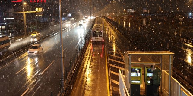 İstanbul'da kar yağışı etkili oluyor