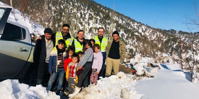 Karlı yolları aşarak yardım ulaştırıyor