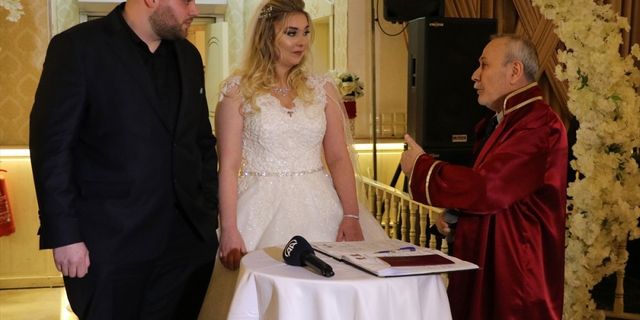 Manisa'da evlenen çift, düğün takılarını bağışladı