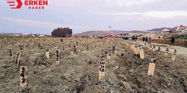 Hatay'da deprem mezarlığında numaralı defin