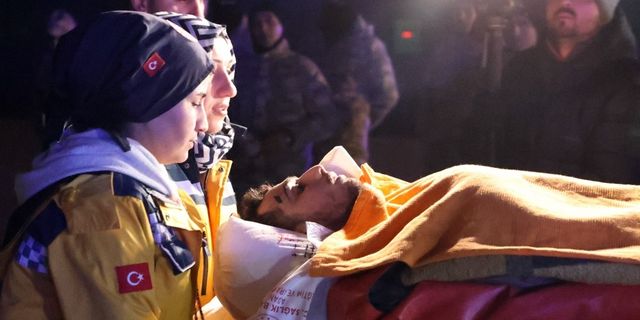 Yaralı depremzedeler Norveç uçağıyla İstanbul'a getirildi