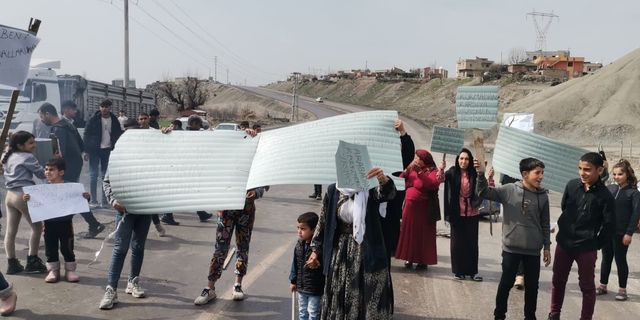 Şırnak'ta yolu kapatıp kazaları protesto ettiler