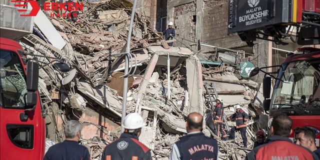 Malatya'da artçı depremde hasarlı bina çöktü