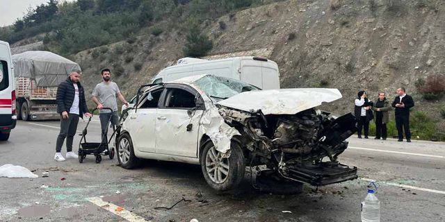 Bursa'da otomobil bariyere çarptı: 5 yaralı