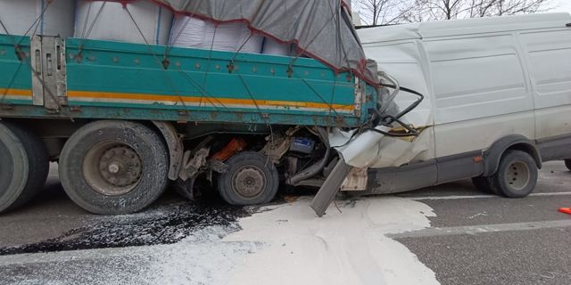 Tıra çarpan kamyonetteki 2 kişi öldü