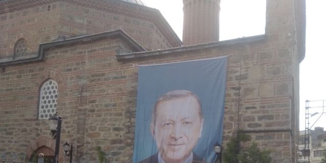 Cami duvarına Erdoğan posteri astılar