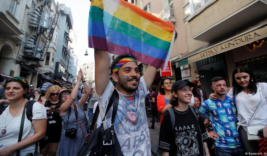LGBT'lilerin "onur yürüyüşü"ne polis müdahale etti