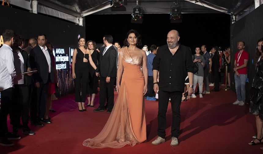 Altın Portakal Film Festivali kırmızı halı geçişiyle başladı