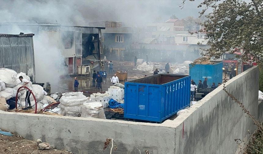 Bursa'da geri dönüşüm deposu yandı