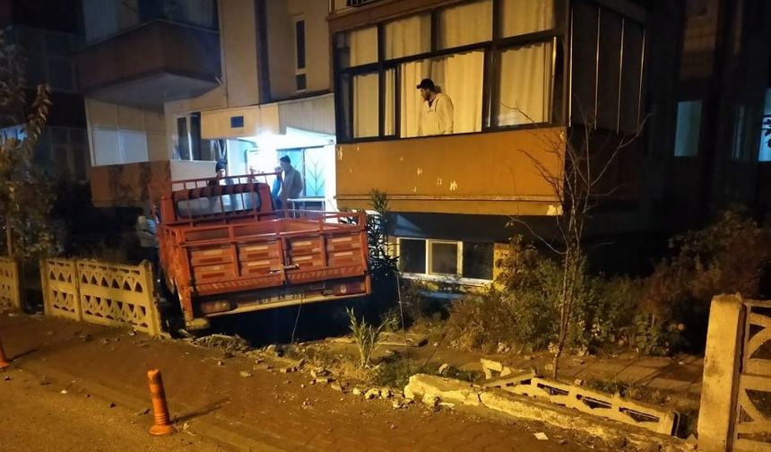 Karabük'te duvarı yıkan kamyonetin site bahçesine girdi