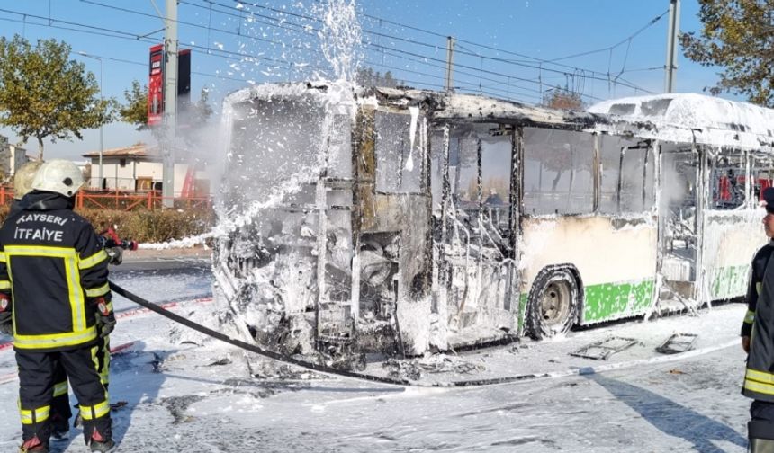 Kayseri'de özel halk otobüsü yandı