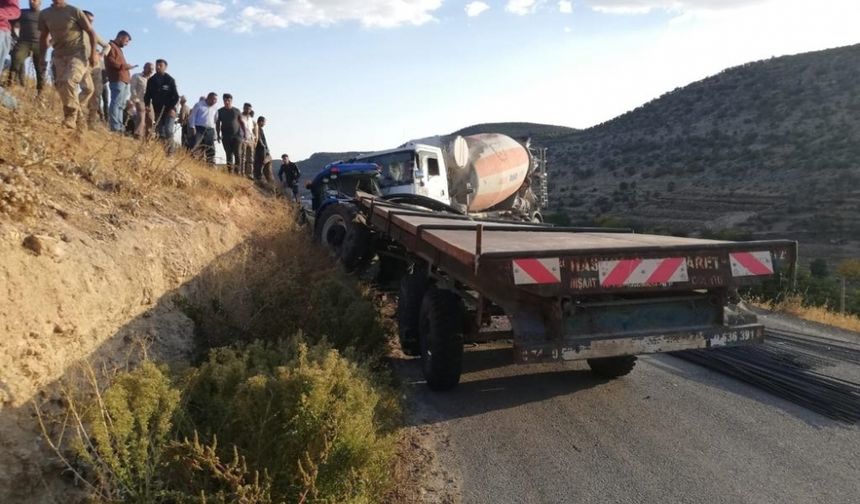 Mardin'de mikserle traktör çarpıştı: 3 yaralı
