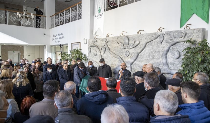 Oyuncu Özge Ulusoy'un babası için cenaze töreni düzenlendi