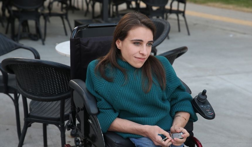 Tokat'ta yaşayan bedensel engelli Sare Aydın, psikiyatri uzmanı oldu