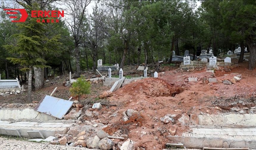 Depremde mezarlıklar da yıkıldı