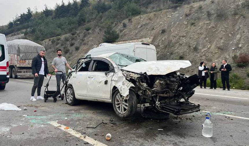 Bursa'da otomobil bariyere çarptı: 5 yaralı