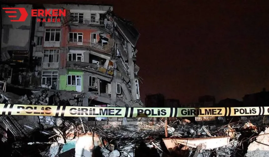 Malatya'da depremde hasar gören bina çöktü