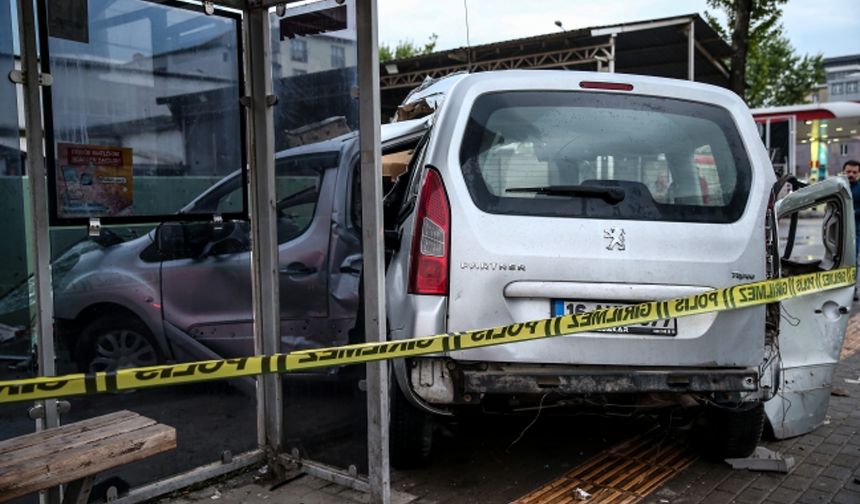 Bursa'da işyerine giren arabadaki 2 kişi öldü, 1 kişi yaralandı