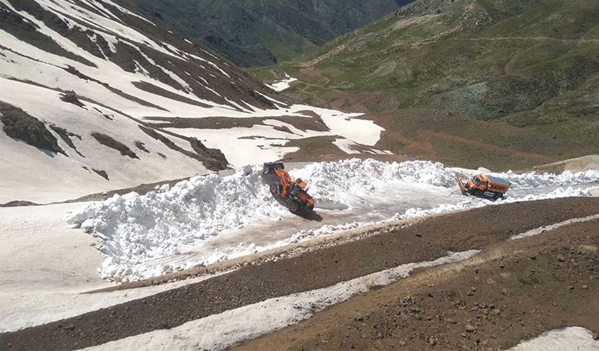 Hakkari'de karla mücadele sürüyor