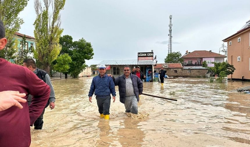 Konya'da yollar göl oldu, evleri su bastı